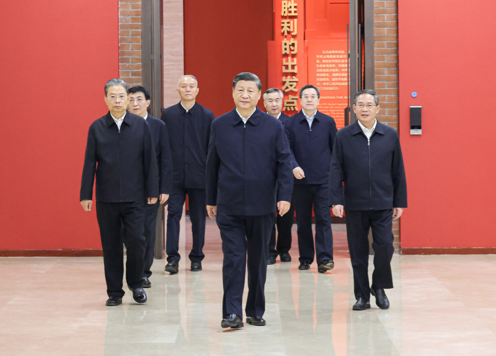 2022年10月27日，习近平等在延安革命纪念馆参观《伟大历程——中共中央在延安十三年历史陈列》。