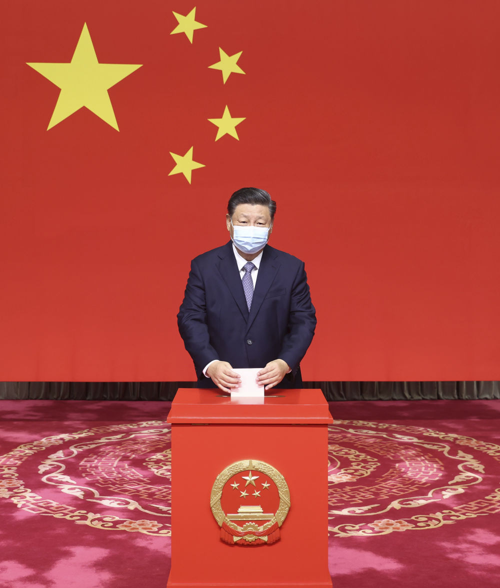 2021年11月5日，习近平在北京市西城区中南海选区怀仁堂投票站参加区人大代表选举投票。