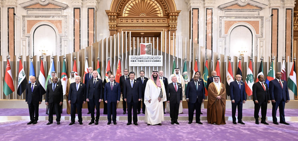 当地时间2022年12月9日下午，首届中国－阿拉伯国家峰会在沙特首都利雅得阿卜杜勒阿齐兹国王国际会议中心举行。习近平在会上发表题为《弘扬中阿友好精神　携手构建面向新时代的中阿命运共同体》的主旨讲话。