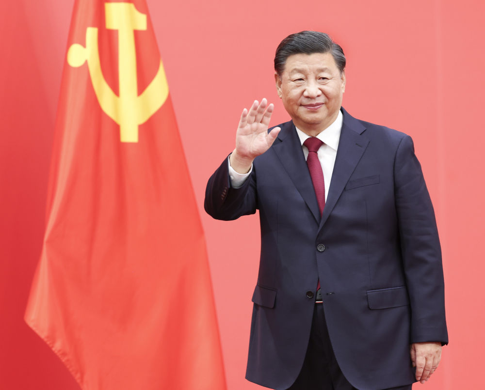 2022年10月23日，在中国共产党第二十届中央委员会第一次全体会议上当选的中共中央总书记习近平，在北京人民大会堂同采访中共二十大的中外记者见面时，向在场的中外记者挥手致意。
