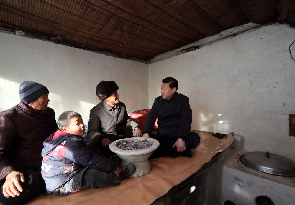 2012年12月30日，习近平在河北省阜平县龙泉关镇骆驼湾村看望唐荣斌老人一家。