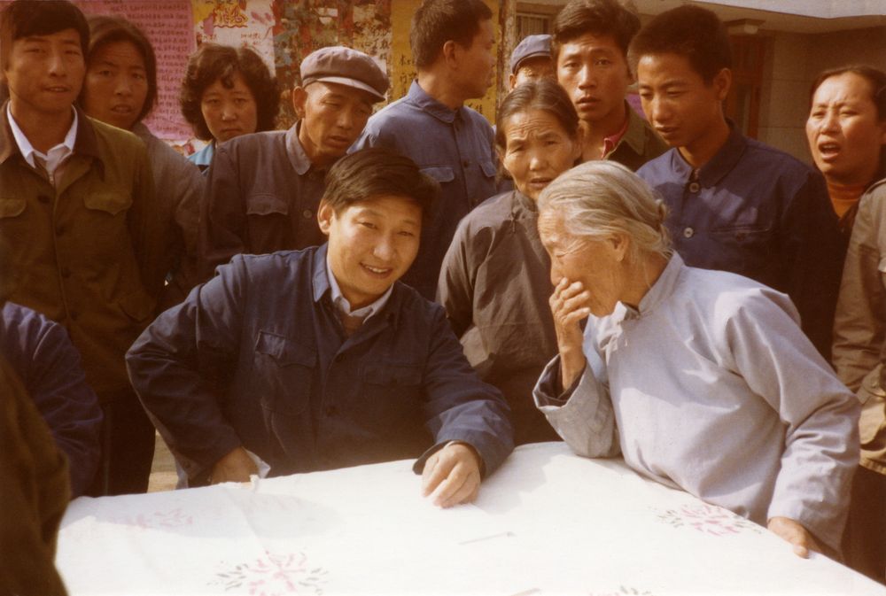 这是1983年，时任河北省正定县委书记的习近平，临时在大街上摆桌子听取老百姓意见。
