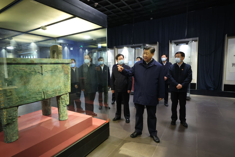 2022年10月28日下午，习近平在河南省安阳市殷墟博物馆考察。