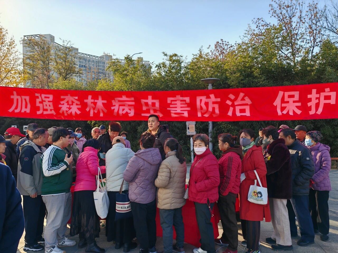 20251114顺义区组织开展“加强森林病虫害防治，保护林木健康生长”宣传活动.jpg