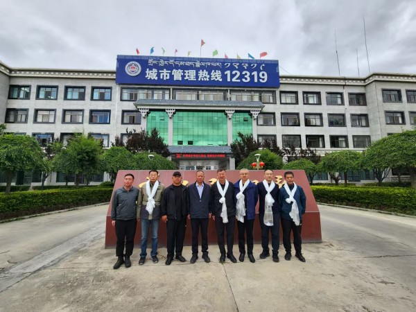北京市园林绿化局专家组莅临拉萨交流指导.jpg
