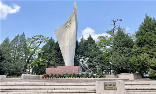 玉渊潭 少年英雄纪念碑_副本.jpg